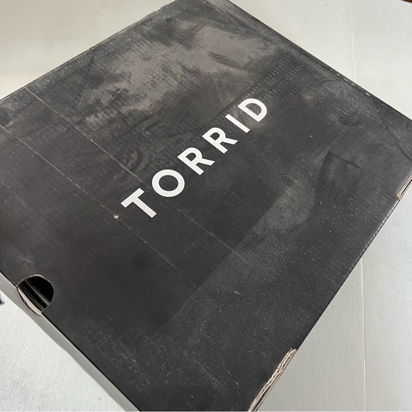 Lace Up Heeled Leopard Hiker Boots - Picture 3 of 9